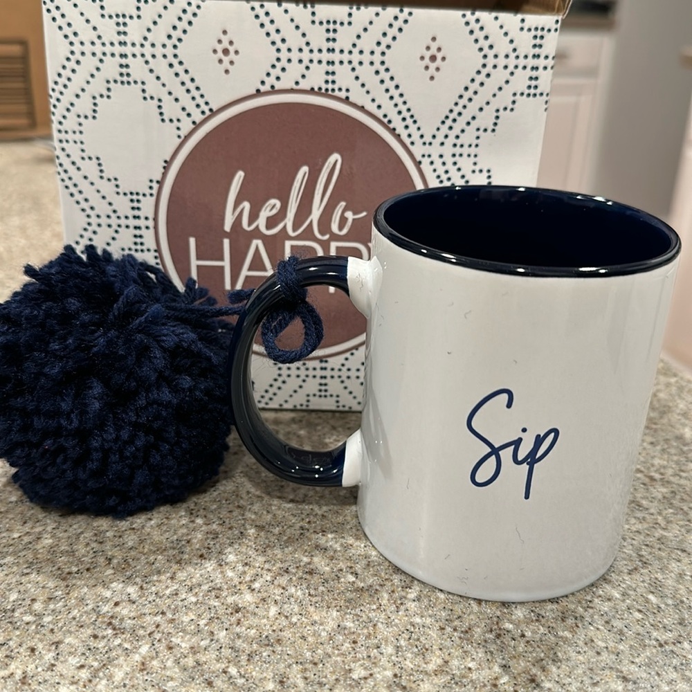 NWT in box ThirtyOne Sip coffee mug with pompom